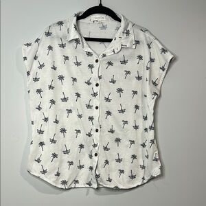 Edén &Olivia White Palm Tree Print Button-Up Top